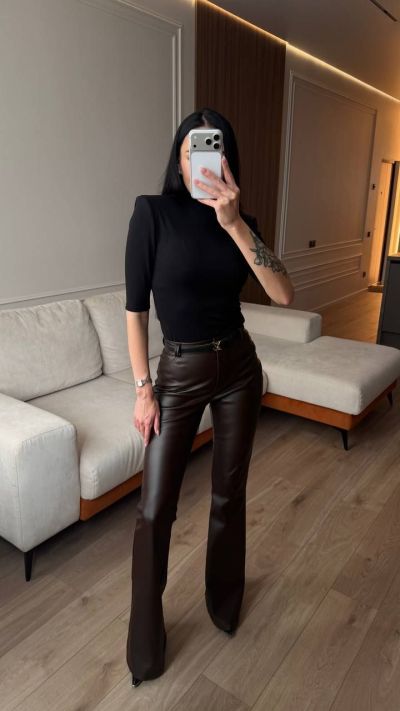 Трендові штани-кльош з еко шкіри шоколад №102589 — фото 3